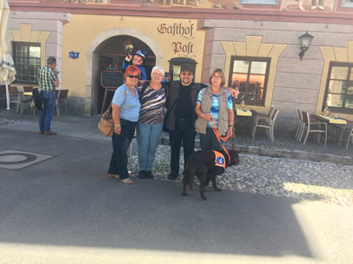 Agnes, Alice, Peter, Hedi und Ohle vor dem Gasthof Post in Mittenwald
